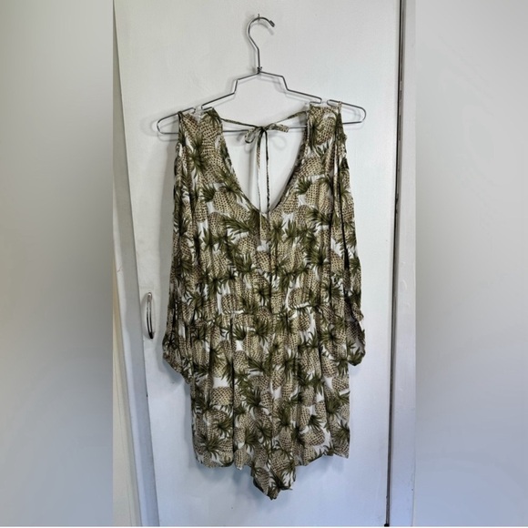 Cute Romper ~ Pineapple print 🍍 ~ Size L - Picture 2 of 3